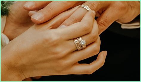 Why Doesn't Alex Wagner Wear A Wedding Ring?